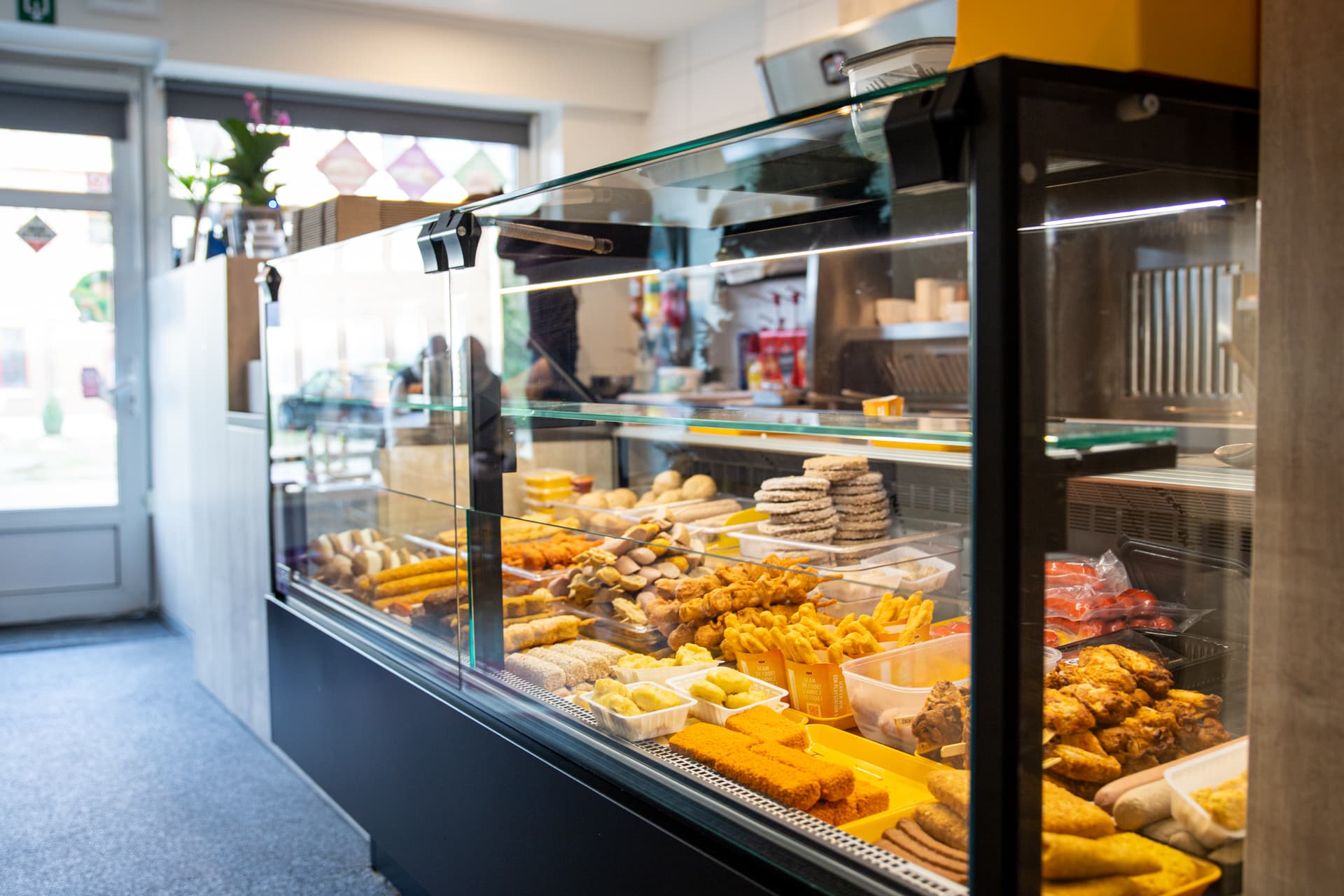 De toonbank en snackkeuze bij FritStyle Hasselt