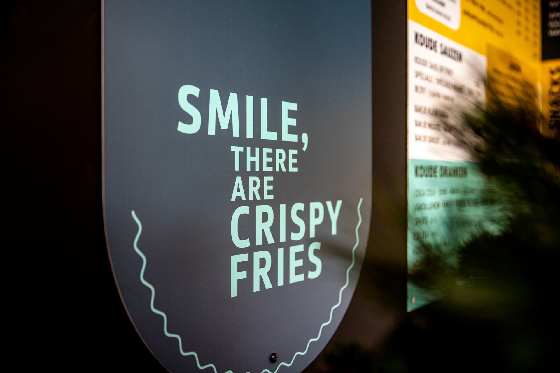 Smile, there are crispy fries in het interieur